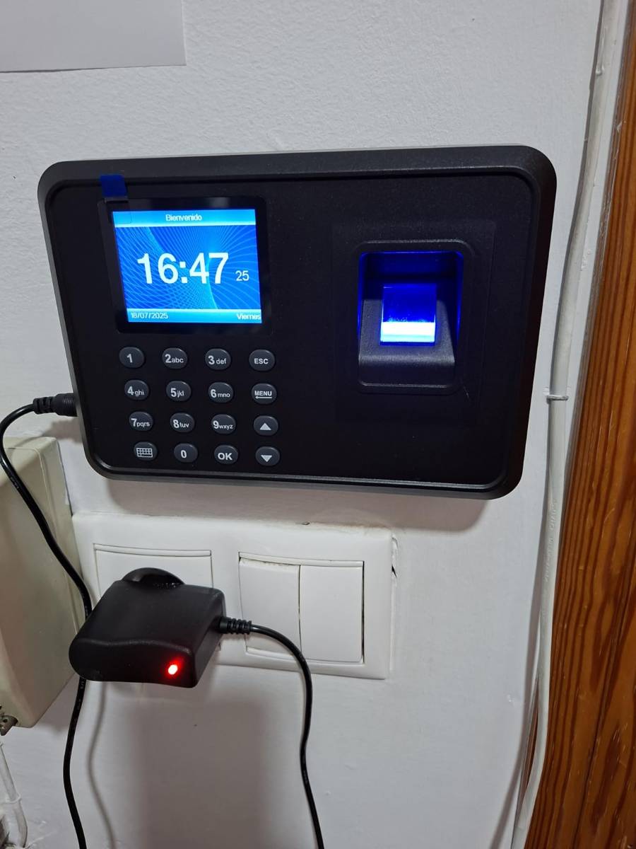 Review Diseleri Control Horario Empleados - Instalación real en pared